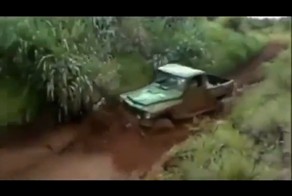 Грузовик застрял в грязи