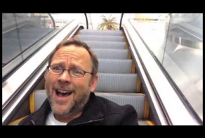 Застрявший в аэропорту мужчина за ночь снял клип на песню Селин Дион