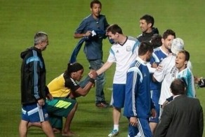 Роналдиньо поклонился Месси