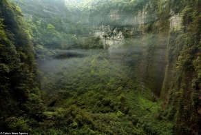 В Китае обнаружили огромную пещеру с собственным климатом и облаками