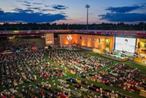 Немецкие фанаты принесли на стадион собственные диваны. 