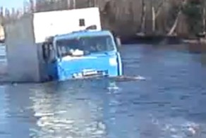 Камаз плывет по реке. 