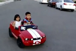 Ребёнок дрифтует на игрушечной машине