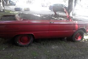 В Киеве старые авто превращают в клумбы