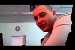 Лысый шалит