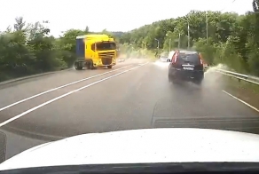 Авария дня 1550. Фура потеряла управление