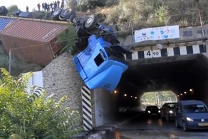 В Израиле тягач повис над тоннелем