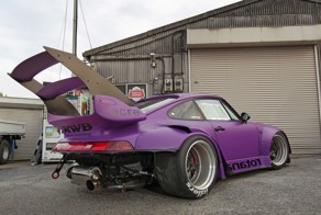 Модель тюнинг-мастерской Porsche из пластелина