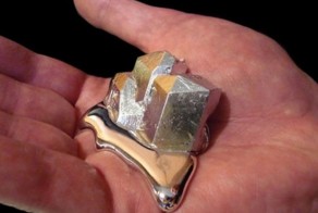 Галлий – редкий метал, таящий в руках