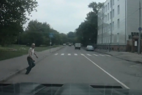 Дед прыгнул под машину