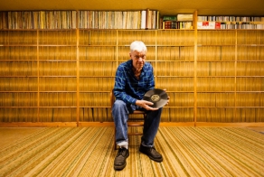 Увлеченные коллекционеры виниловых пластинок 