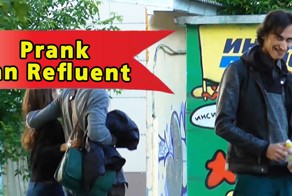 Он просты выливает воду из бутылки....