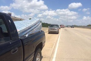 Мужчина решил прокатиться в кузове пикапа на матрасе