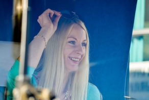 Блондинка за рулем желтого МАЗа