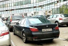 Что необычного в парковке этого BMW с номерами АМР 97? (2 фото)