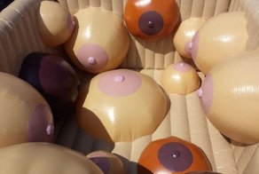 Прыгаем на батуте в виде женской груди