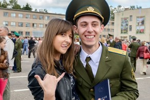 Выпускники Военной академии получили офицерские погоны