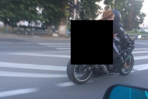 На байке, без защиты.