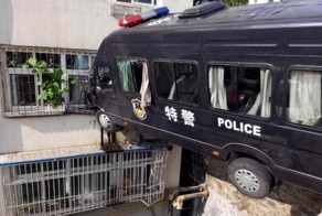 Полицейский фургон въехал в окно