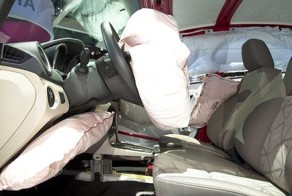 Отпечаток от подушки безопасности на глазном яблоке