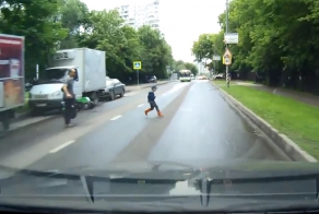 Ребенок выбежал под колеса машины