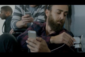 SAMSUNG ВНОВЬ ВЫСМЕИВАЕТ ВЛАДЕЛЬЦЕВ IPHONE