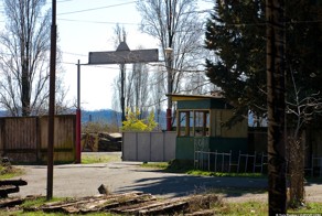 Полузаброшенное железнодорожное депо в Сухуми. Фоторепортаж