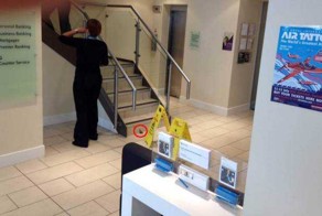 Клиент с сердитым взглядом нагадил в банке