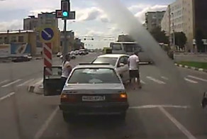 Мужик ударил девушку на дороге!