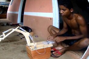 Экскаватор из дерева и шприцов