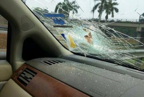 Арматура влетела в салон автомобиля