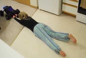 Силы хватило протащить по кухне девушку