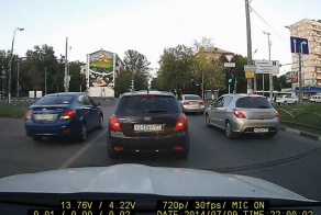 Девушка сбила велосипедиста