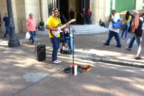 Красивое исполнение песни Sultans Of Swing