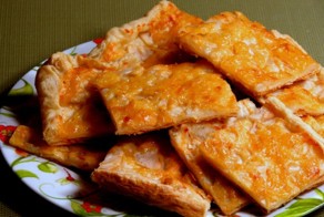 Пирог из слоеного теста. Начинка из груши и сыра.