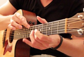 Гитарист-перкуссионист Тобиас Роше