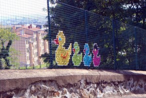 Вышивка крестиком на заборе