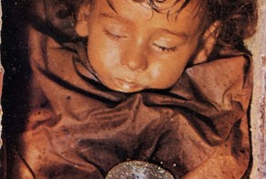 Мумия открывает и закрывает глаза