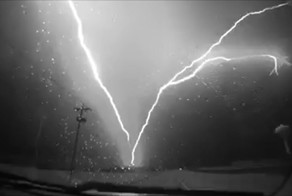 Удар молнии. 9000 кадров в секунду. 