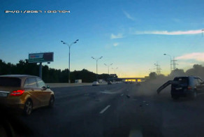 Авария дня 1586. Mercedes влетел в отбойник на МКАД
