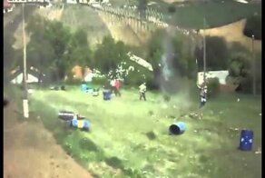 Летающие бочки (старое милое видео)
