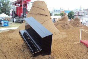 Рояль в кустах, рояль в песке,  рояль в цветах...