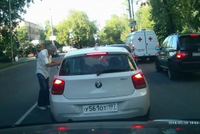 Водитель переехал дедка
