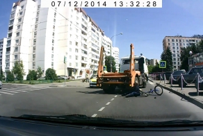 Велосипедистка попала под колесо грузовика