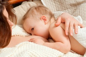 Маленькая кушает сама