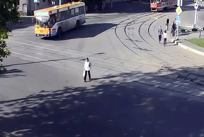Автобус сбил женщину