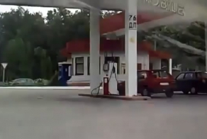 Девушка на АЗС