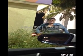 Пьяный актер Чарли Шин показывает свои татуировки