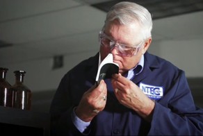 Всё, что отправляется в космос, нюхает специальный эксперт