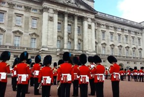 Оркестр Букингемского дворца исполнил главную тему из "Игры престолов"